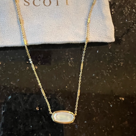 Kendra Scott Pendant Necklace in Ivory Mother-of-Pearl and Gold - Picture 3 of 8
